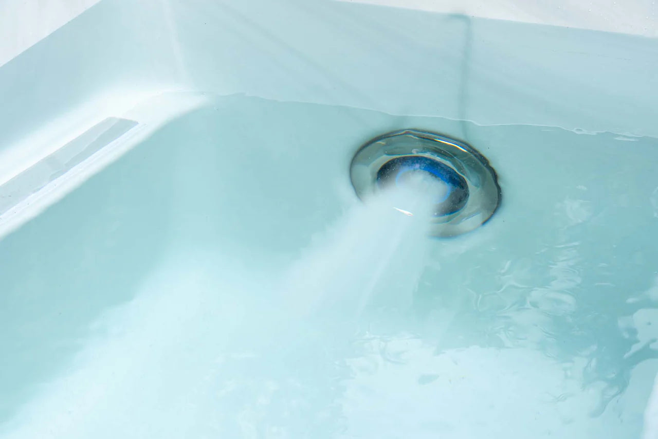  "Close-up of the water jet in the Breeze Ice Bath with current by Passion Ice Baths and Wim Hof, showing water flowing into the white interior of the ice bath."